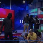 Un grupo de delincuentes ingresa a dos canales de televisión, en pleno programa en vivo.