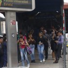 Ciudadanos esperaban por unidades de Metrovía, la tarde de este martes 9 de enero.