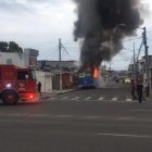 Un bus de transporte público se incendió cerca del Parque Ecológico de Machala