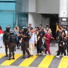 Cuatro de los cinco capturados fueron esposados y subidos a patrullas policiales.