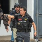 Policías realizan hoy un operativo en la sede del canal de televisión TC, donde encapuchados armados ingresaron y sometieron a su personal durante una transmisión en vivo, en Guayaquil (Ecuador).