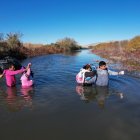 Ciudad Juárez. Migrantes cruzan el Río Bravo en las cercanías del muro que separa la frontera estadounidense.