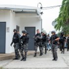 Policías realizan hoy un operativo en la sede del canal de televisión TC, donde encapuchados armados ingresaron y sometieron a su personal durante una transmisión en vivo, en Guayaquil (Ecuador).