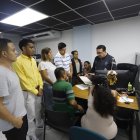 Atención. Docente de la Universidad de Guayaquil da un asesoramiento, acompañado de sus estudiantes