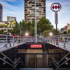 El acceso principal a la emblemática estación Baquedano del Metro de Santiago, cerrada desde el 18 de octubre de 2019.