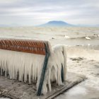Balatonfenyves. El hielo cubre banco a orillas de lago en Hungría.