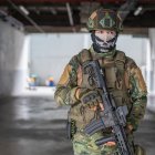 Un soldado ecuatoriano participa hoy en una operativo a pocas cuadras de la sede del canal de televisión TC, donde encapuchados armados ingresaron y sometieron a su personal durante una transmisión en vivo, en Guayaquil (Ecuador).