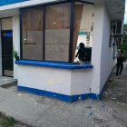 Los ventanales del lugar quedaron rotos tras la explosión