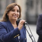Decisión. La presidenta de Perú, Dina Boluarte, convocó a reunión urgente y tomo medidas en materia de seguridad.