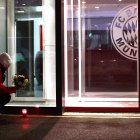 Hinchas dejaron ofrendas de flores afuera del complejo del Bayern Múnich.
