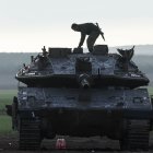 Un militar israelí, aborda una tanqueta perteneciente al Ejército de Jerusalén, en algún punto de la Franja de Gaza.