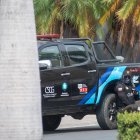 Policías realizan hoy un operativo en la sede del canal de televisión TC, donde encapuchados armados ingresaron y sometieron a su personal durante una transmisión en vivo, en Guayaquil