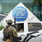 Infantes de Marina realizan operativo en la sede del canal de televisión TC, donde encapuchados armados ingresaron y sometieron a su personal durante una transmisión en vivo, en Guayaquil (Ecuador).