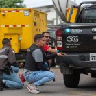 Policías realizan un operativo en la sede del canal de televisión TC, donde encapuchados armados ingresaron y sometieron a su personal durante una transmisión en vivo, en Guayaquil (Ecuador).