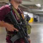 Policías participan hoy en un operativo a pocas cuadras de la sede del canal de televisión TC, donde encapuchados armados ingresaron y sometieron a su personal durante una transmisión en vivo, en Guayaquil