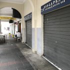 Los locales que están abiertos, funcionan a media llave.