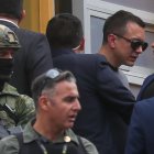 El presidente de Ecuador, Daniel Noboa, sale de una estación de radio donde ofreció declaraciones sobre la reciente ola de violencia en el país, hoy, en Quito (Ecuador).