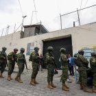 Soldados ecuatorianos se aprestan a ingresar a la cárcel del Inca tras un amotinamiento de presos, en Quito (Ecuador)