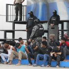 Policías custodian hoy a los detenidos de un grupo armado por la toma temporal de un canal de televisión ayer, en Guayaquil (Ecuador).