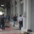 Escena. Varios ciudadanos se acercaron al realizar sus trámites al Municipio. La entidad opera de manera online.