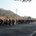 Migrantes caminan durante una caravana que se dirige a la frontera con Estados Unidos hoy, en el municipio de San Pedro Tapanatepec en el estado de Oaxaca (México).