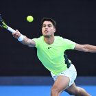 Melbourne (Australia), 10/01/2024.- Carlos Alcaraz of Spain in action against Alex De Minaur of Australia during a charity tennis match ahead of the Australian Open, at Rod Laver Arena in Melbourne, Australia, 10 January 2024. (Tenis, España) EFE/EPA/JOEL CARRETT AUSTRALIA AND NEW ZEALAND OUT