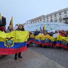 Cientos de compatriotas se dieron cita en una plaza de Madrid para protestar por la violencia en Ecuador.