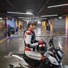 Maryam Talaí que rompe barreras en su país a lomos de una motocicleta, en los circuitos de carreras, no puede conducir vehículos de dos ruedas en las calles, algo vedado en Irán.