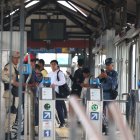 Metrovía. En las estaciones y unidades de la ciudad, se pude ver a pocos pasajeros esperando usar el servicio de transporte. Hubo guardias privados, pero no se observaron policías ni militares en los sitios.