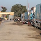 Un convoy de ayuda humanitaria bloqueado en el paso de Rafah de Egipto a la Franja de Gaza.