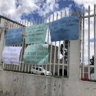 Hecho. Carteles se pegaron al frente del Centro de Privación de Libertad.