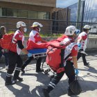 Una mujer que permanecía en la cocina del CRS de Turi fue trasladada de urgencia a una casa de salud de Cuenca. En el interior se quedaron sus otros 11 compañeros.