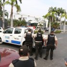 Personal policial y militar llegó hasta las instalaciones del canal de televisión.