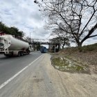 Control. Los expertos señalan que se debe controlar el peso de los vehículos pesados, así como dar mantenimiento al drenaje lateral de la vía.