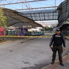 Alerta. Miembros de la Policía custodian los exteriores del Playón de La Marín ante una amenaza de bomba.