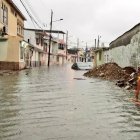 Un vehículo quedó en medio del agua