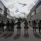 Un escuadrón militar fue registrado este miércoles, 10 de enero, al custodiar una zona de Quito, donde el presidente de Ecuador, Daniel Noboa, ofrecía una entrevista en una estación radial, en medio de actual ola de violencia que afecta al país suramericano