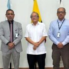 El médico Rubén Egas Peña (centro) es el nuevo gerente del Hospital de Especialidades Teodoro Maldonado Carbo, del IESS, desde el 9 de enero de 2024.