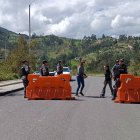 La Policía ha bloqueado la vía que conduce a la cárcel de Turi en Azuay, solo en esa prisión se estimaba que habían 60 rehenes.