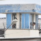 Militares y policías permanecen en los exteriores de la cárcel de Machala.