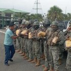 Apoyo.- Momento en que los uniformados reciben alimento donado por Mc Donald"s.