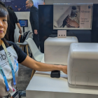 máquina con IA para hacerse la manicura Nimble, hace una demostración con la máquina hoy durante la Feria de Electrónica de Consumo