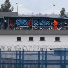 Reclusos permanecen en el techo del Centro de Rehabilitación Social Sierra Centro Norte Cotopaxi, hoy, en Latacunga (Ecuador).