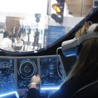 Fotografía de archivo de una mujer probando unas gafas de realidad virtual