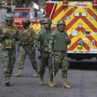 Vista de soldados junto a un camión de bomberos, en una fotografía de archivo.