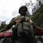 Un soldado se dirige a la zona donde patrullará su equipo hoy, en Quito (Ecuador).