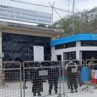 Militares y policías vigilan los exteriores de la Cárcel de Esmeraldas, mientras continúa el motín.
