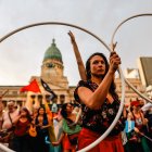 Personas se manifiestan contra el Gobierno de Javier Milei, frente al Congreso de la Nación en Buenos Aires (Argentina).