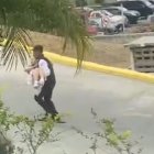 Un video facilitado por el IESS muestra a un guardia del Hospital de los Ceibos cargando a la menor hacia el área de Emergencia.