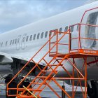 Fotografía proporcionada el 8 de enero de 2024 por la Junta Nacional de Seguridad en el Transporte tomada durante la investigación sobre la falla repentina del fuselaje de un avión Boeing 737-9 MAX operado por el vuelo 1282 de Alaska Airlines el 7 de enero de 2024 en Portland, Oregon.